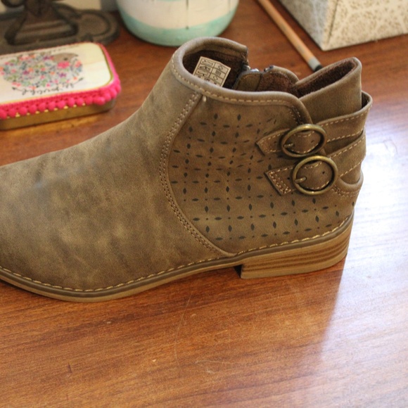 Rocket Dog Slip On Boots - Picture 2 of 8